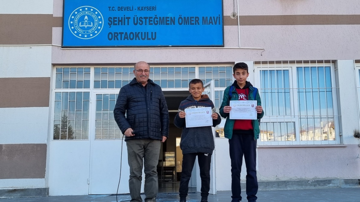 Okul müdürümüz Ali Arslan 'Erdem Belgesi' almaya hak kazanan öğrencilerimize belgelerini verdi. 